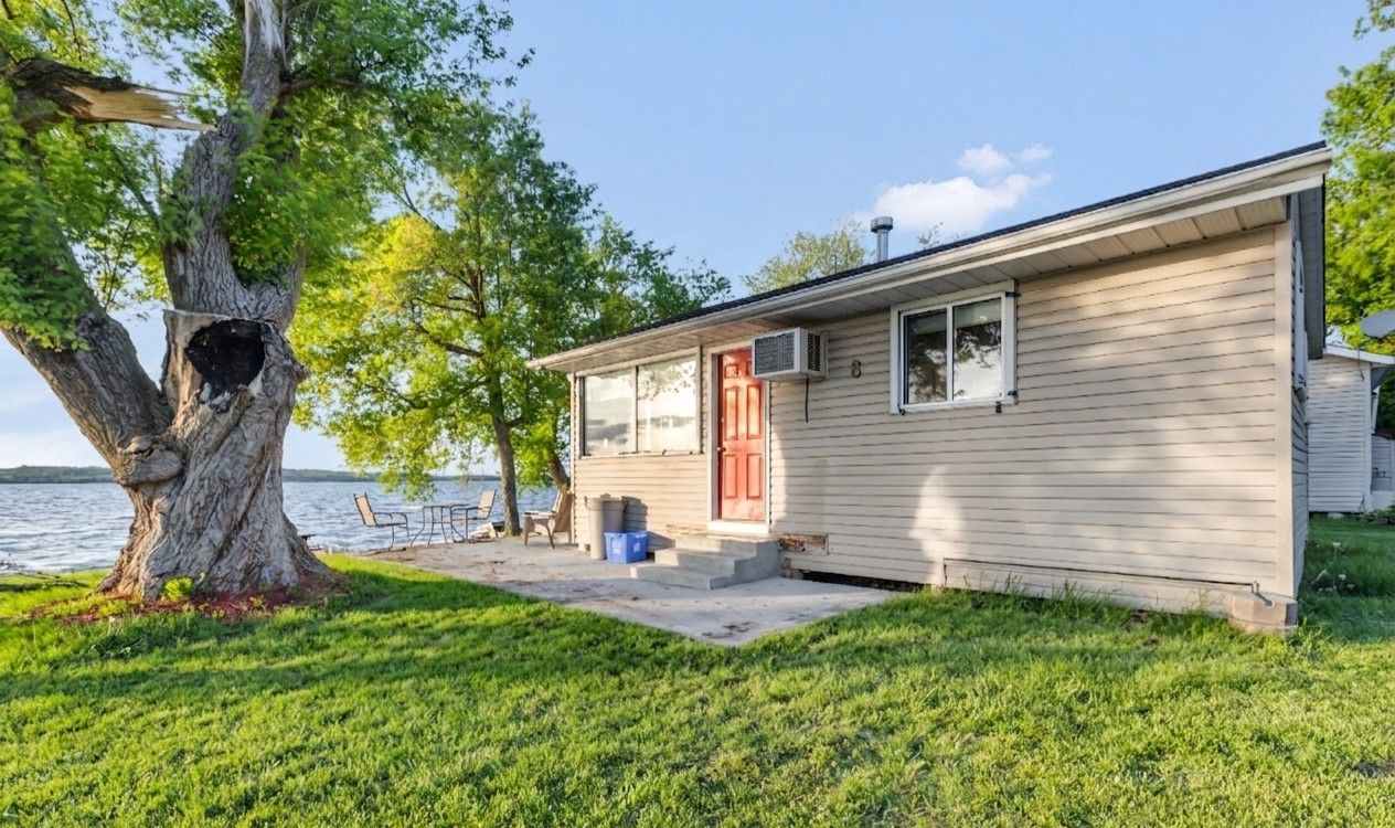 Cottage 8 - Family & Group Lakefront Cottage Rental on Rice Lake Near Toronto