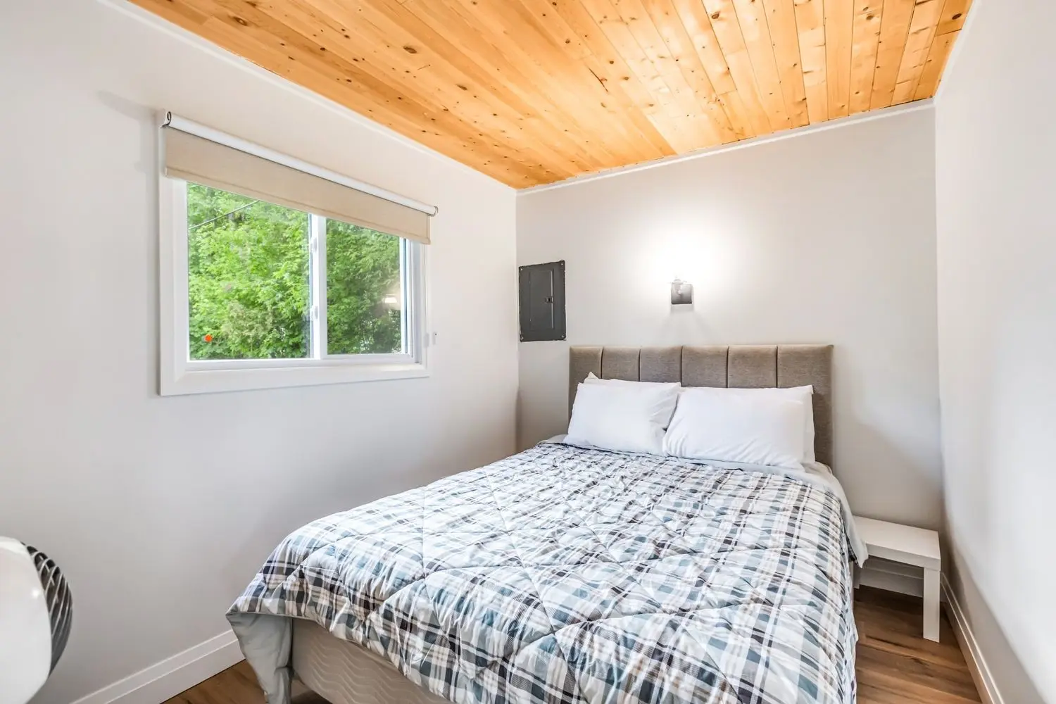 Cottage 5 - Family & Group Lakeside Cottage Rental on Rice Lake Near Toronto
