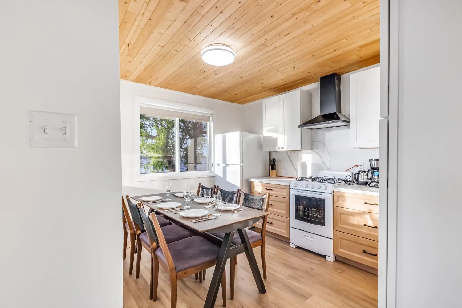 Cottage 8 - Family & Group Lakefront Cottage Rental on Rice Lake Near Toronto