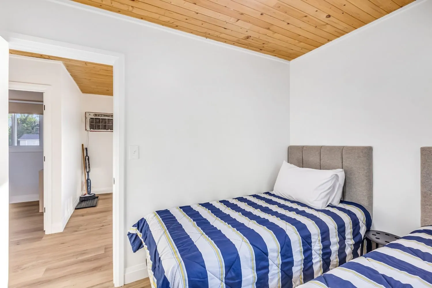 Cottage 8 - Family & Group Lakefront Cottage Rental on Rice Lake Near Toronto