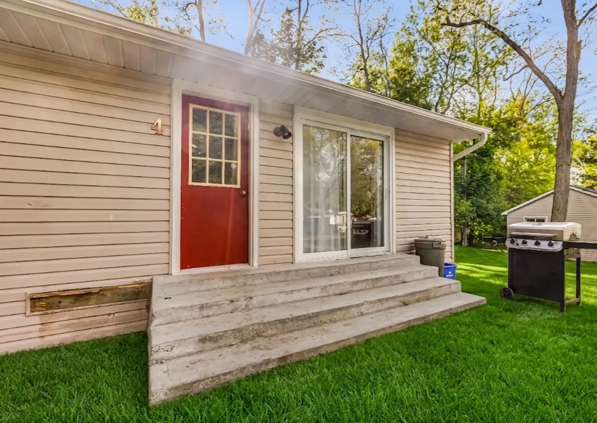 Cottage 4 - Relaxing Rice Lake Cottage Rental Near Toronto with BBQ & Porch