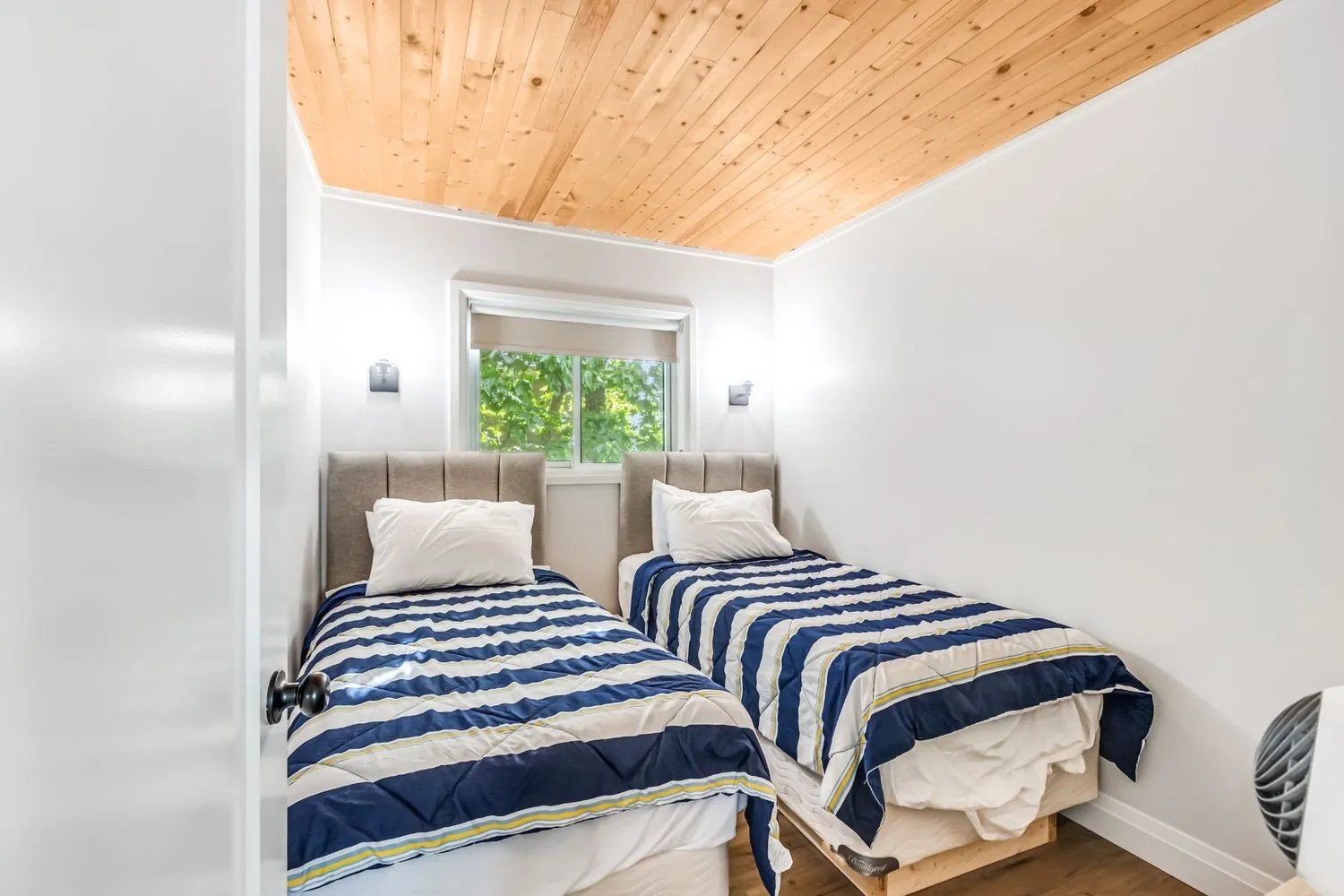 Cottage 5 - Family & Group Lakeside Cottage Rental on Rice Lake Near Toronto