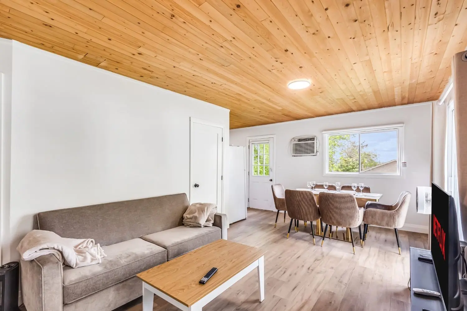 Cottage 5 - Family & Group Lakeside Cottage Rental on Rice Lake Near Toronto