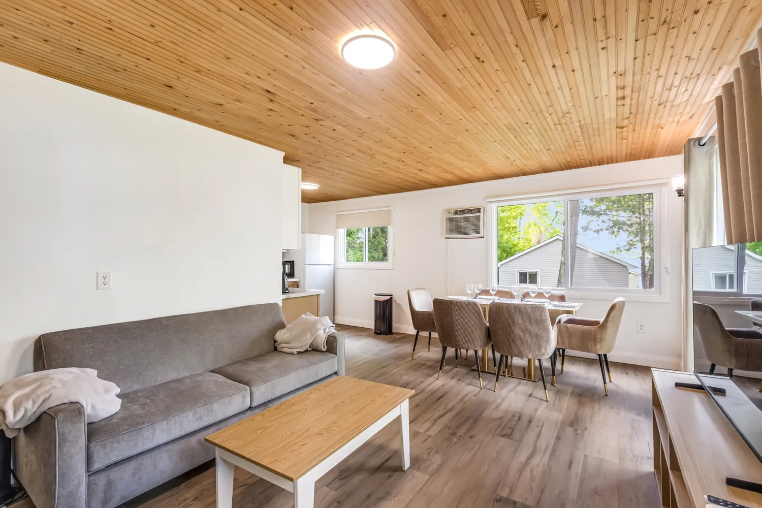 Cottage 4 - Relaxing Rice Lake Cottage Rental Near Toronto with BBQ & Porch