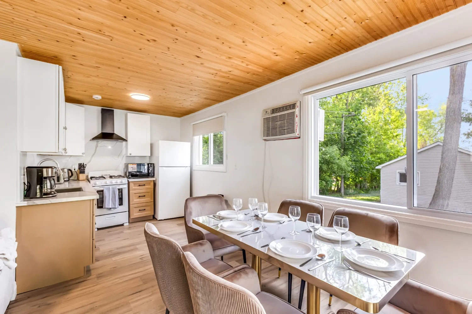 Cottage 4 - Relaxing Rice Lake Cottage Rental Near Toronto with BBQ & Porch
