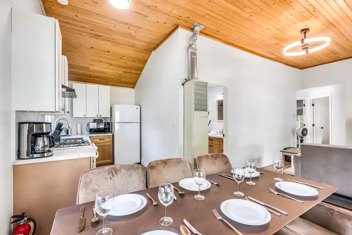 Cottage 3 - Large Family & Group Cottage Rental on Rice Lake Near Toronto