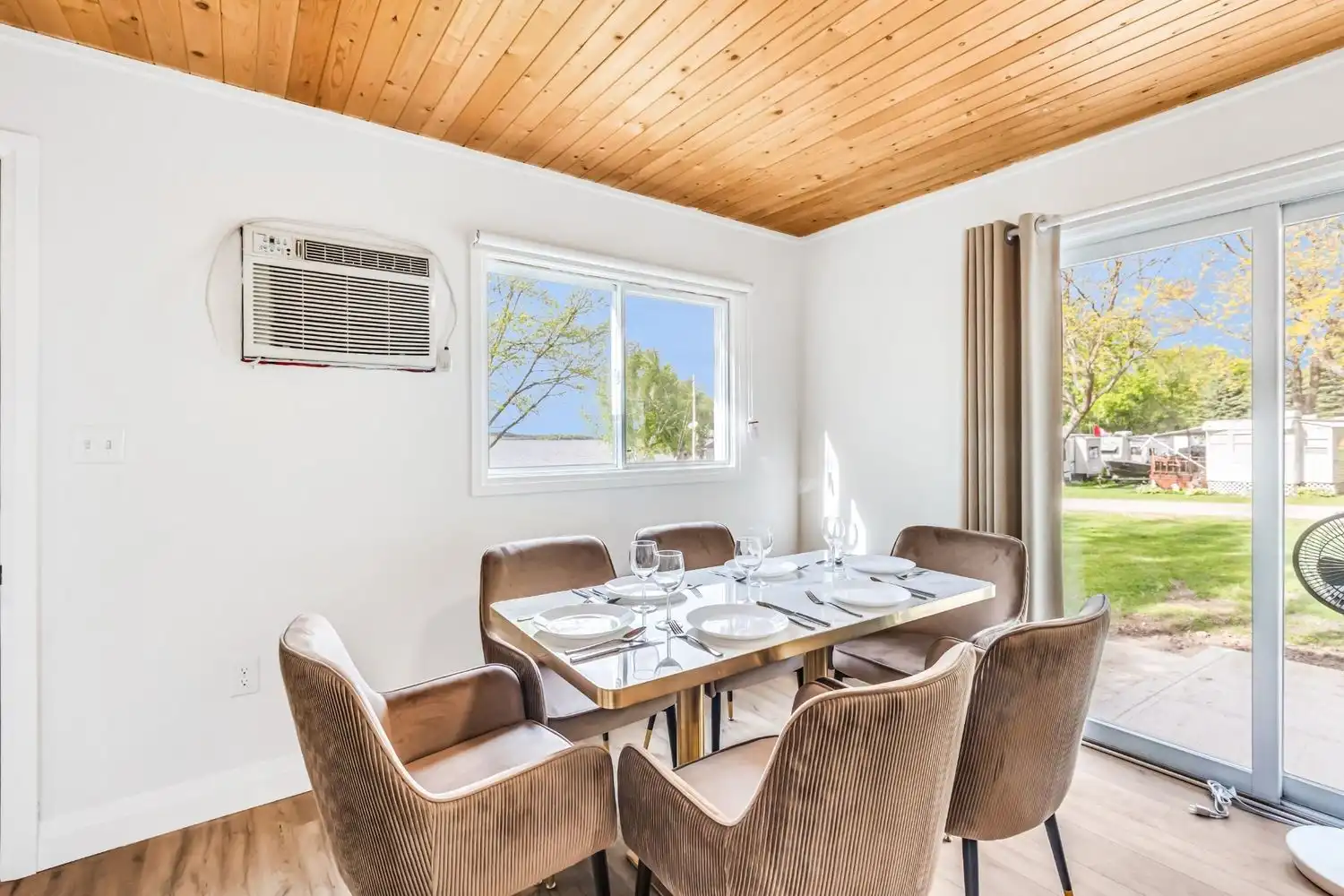 Cottage 5 - Family & Group Lakeside Cottage Rental on Rice Lake Near Toronto