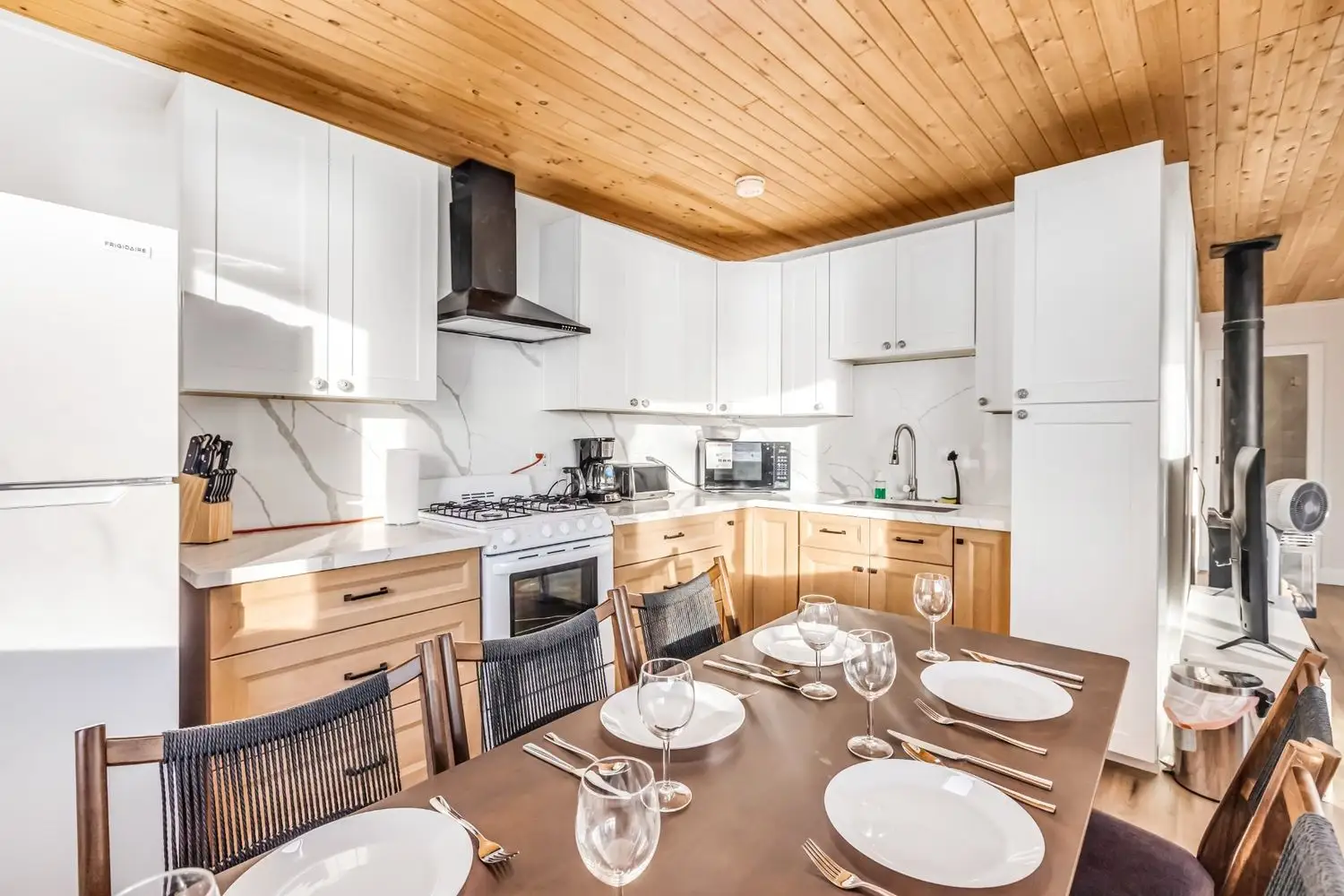 Cottage 8 - Family & Group Lakefront Cottage Rental on Rice Lake Near Toronto