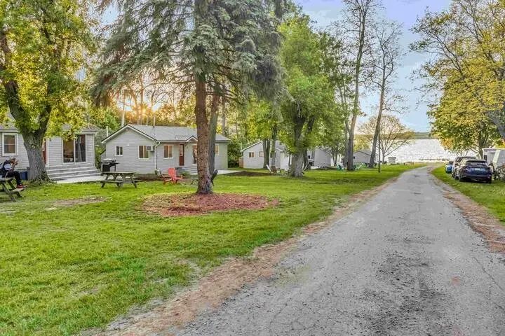 Cottage 9  - Large Waterfront Cottage for Groups on Rice Lake Near Toronto