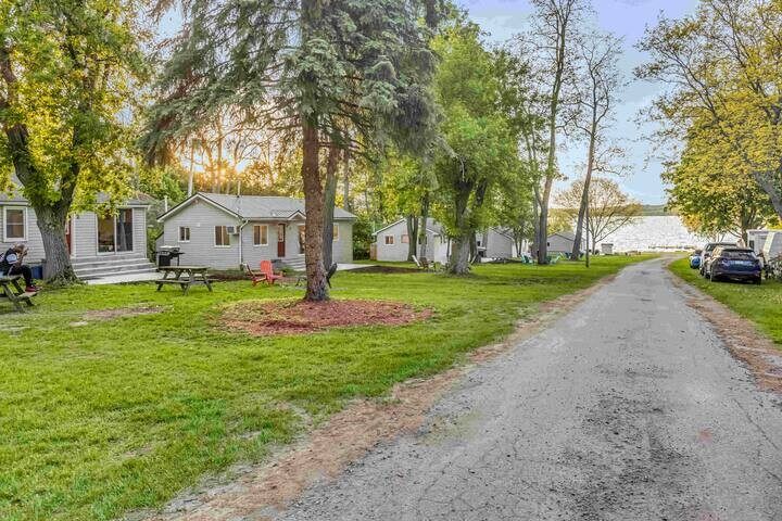 Cottage 8 - Family & Group Lakefront Cottage Rental on Rice Lake Near Toronto