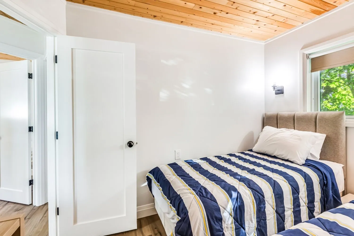 Cottage 5 - Family & Group Lakeside Cottage Rental on Rice Lake Near Toronto