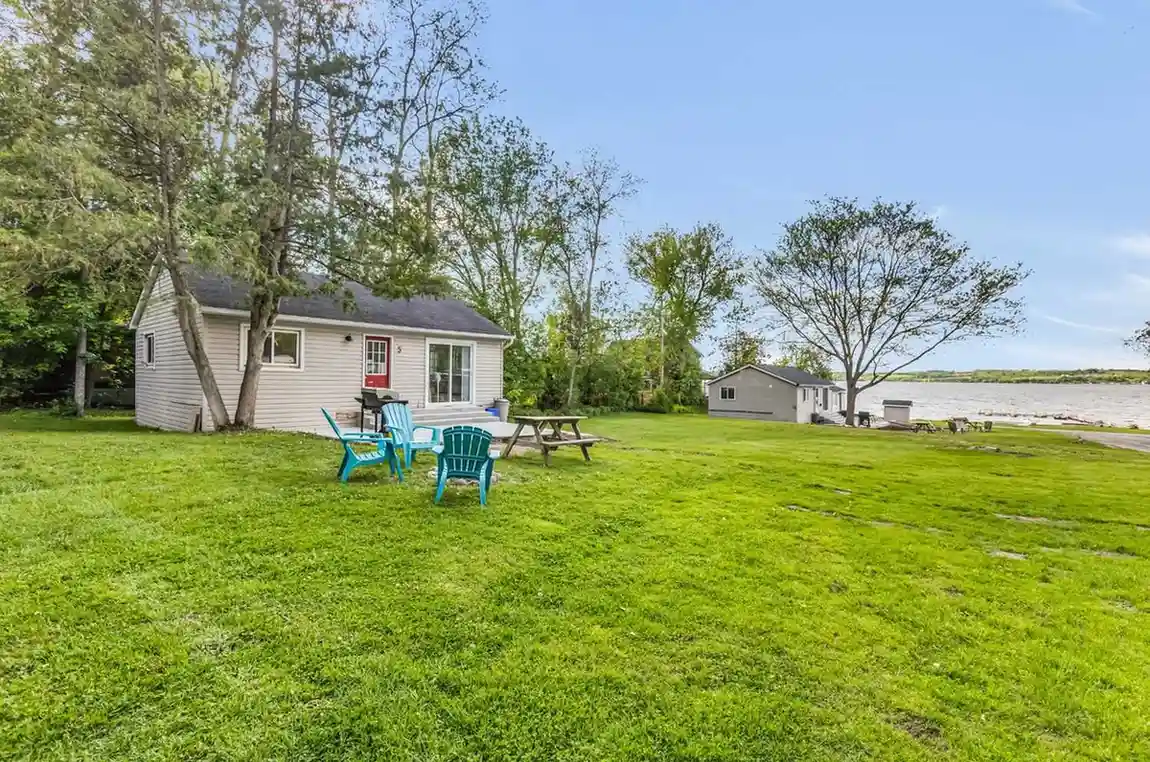 Cottage 5 - Family & Group Lakeside Cottage Rental on Rice Lake Near Toronto