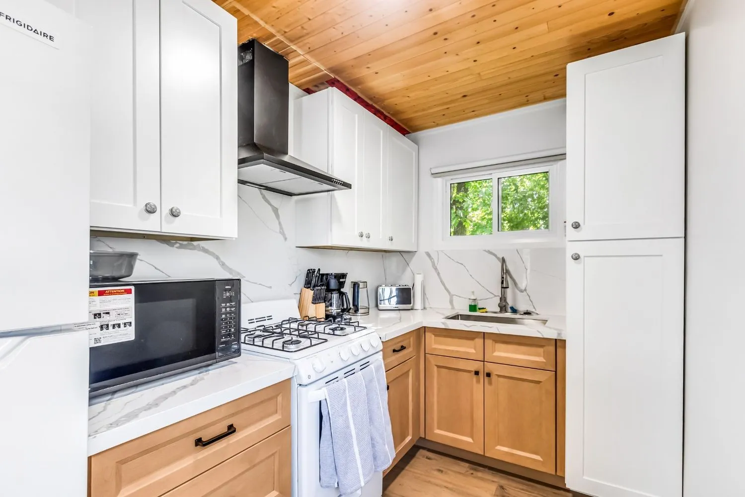 Cottage 5 - Family & Group Lakeside Cottage Rental on Rice Lake Near Toronto