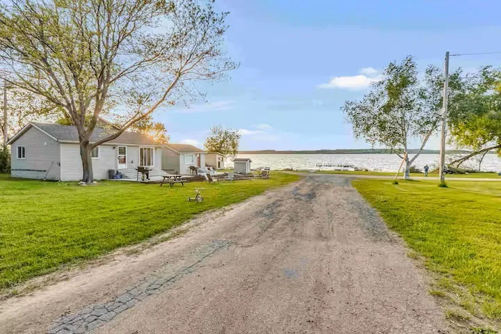 Cottage 5 - Family & Group Lakeside Cottage Rental on Rice Lake Near Toronto