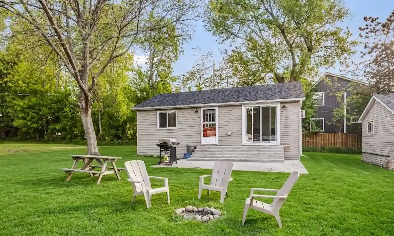 Cottage 6 - Ontario Lakefront Cottage Getaway with Deck, Fishing & Sunset Views