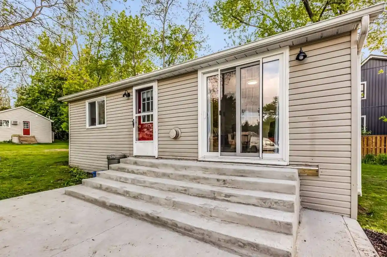 Cottage 6 - Ontario Lakefront Cottage Getaway with Deck, Fishing & Sunset Views