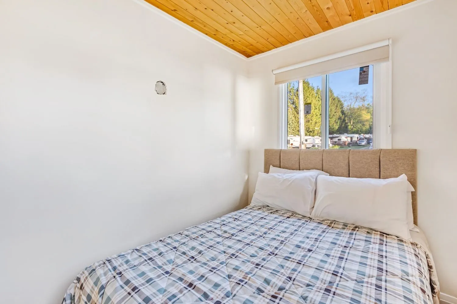 Cottage 8 - Family & Group Lakefront Cottage Rental on Rice Lake Near Toronto