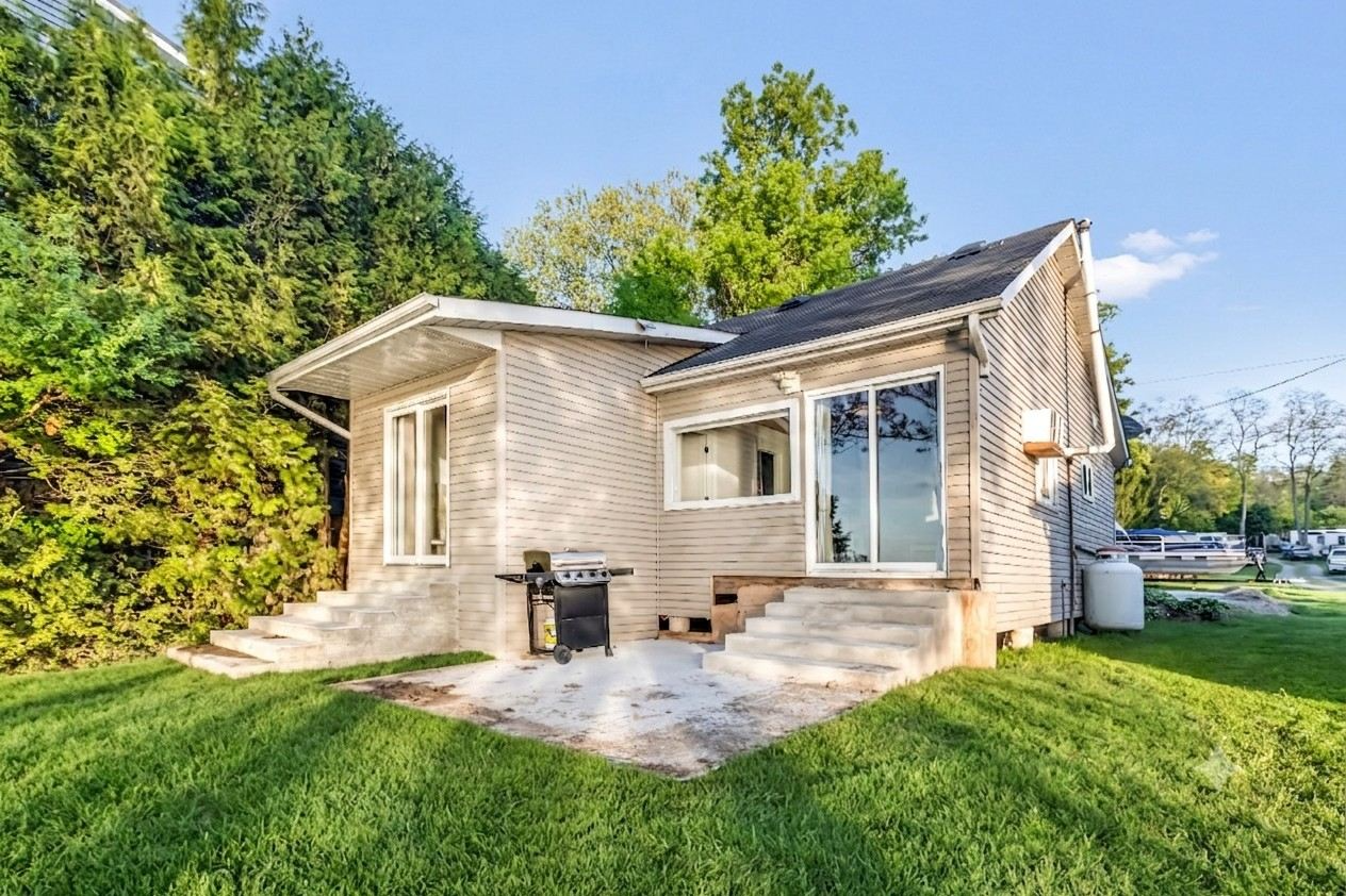 Cottage 9  - Large Waterfront Cottage for Groups on Rice Lake Near Toronto