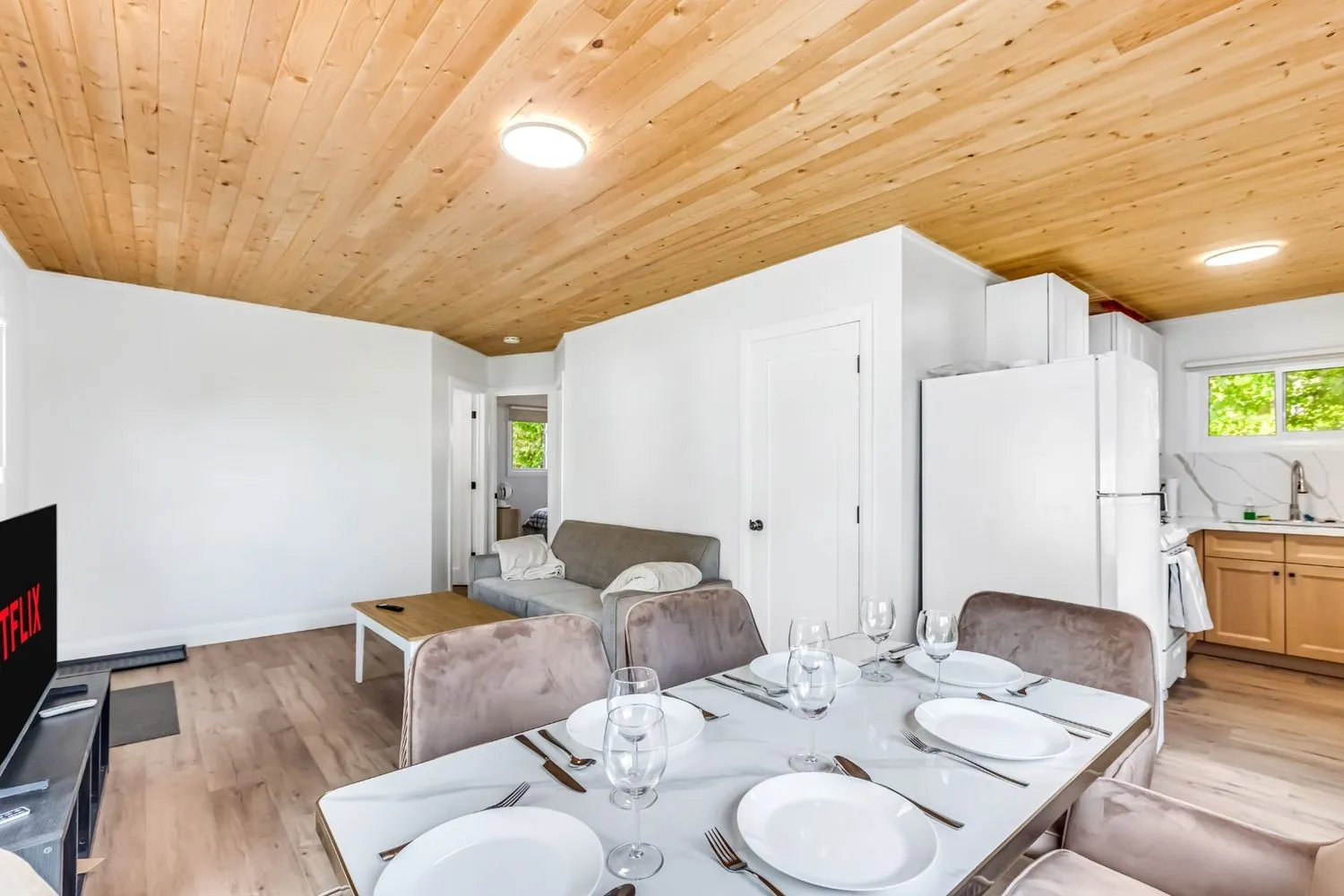 Cottage 5 - Family & Group Lakeside Cottage Rental on Rice Lake Near Toronto