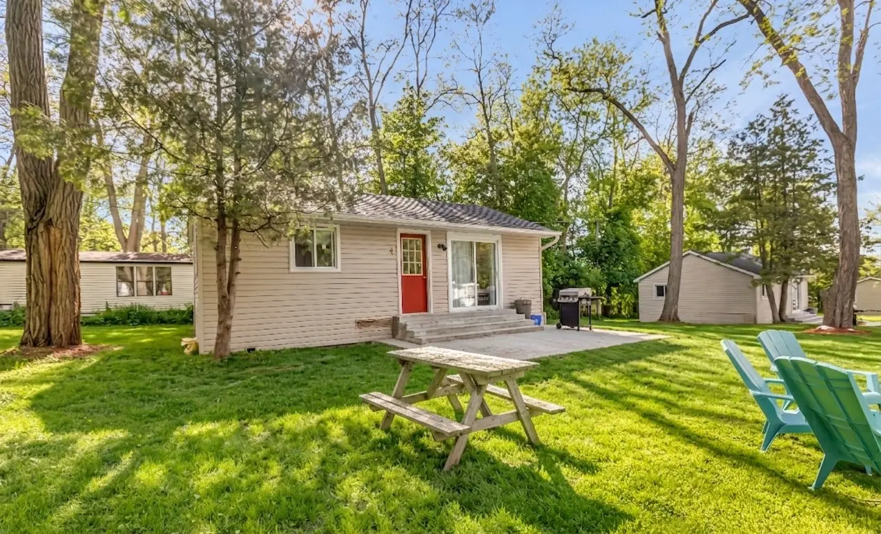 Cottage 4 - Relaxing Rice Lake Cottage Rental Near Toronto with BBQ & Porch