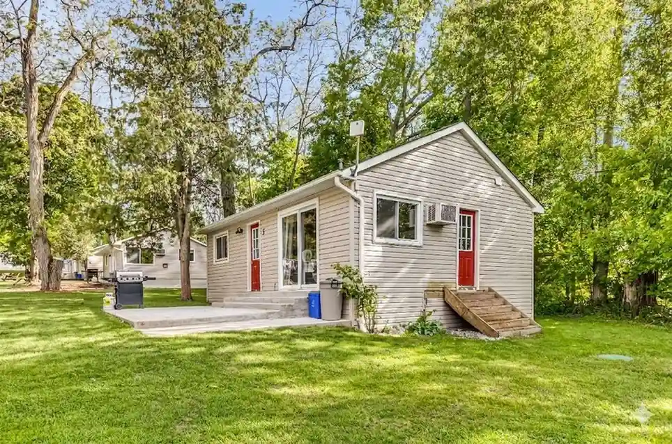 Cottage 5 - Family & Group Lakeside Cottage Rental on Rice Lake Near Toronto