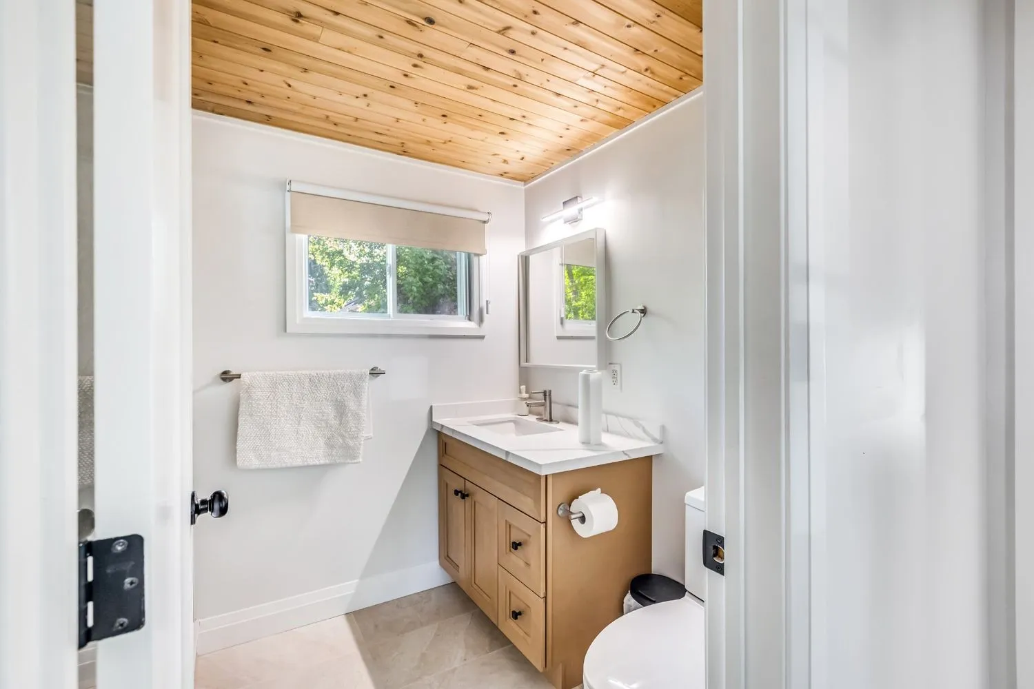 Cottage 6 - Ontario Lakefront Cottage Getaway with Deck, Fishing & Sunset Views