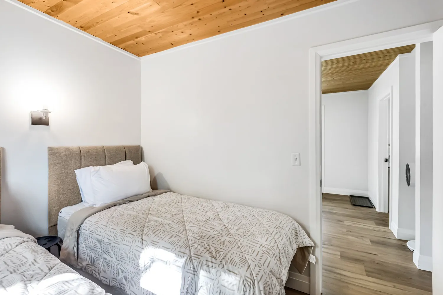 Cottage 4 - Relaxing Rice Lake Cottage Rental Near Toronto with BBQ & Porch